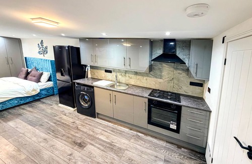 London Borough of Ealing Apartment | Studio - Sleeps 3 - Aircon - Parking - Pets