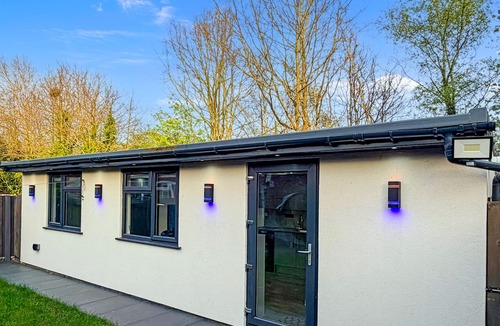 London Borough of Ealing Apartment | Studio - Sleeps 3 - Aircon - Parking - Pets