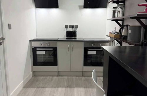 Epsom Condo | Studio with Access to Central London - EV charger