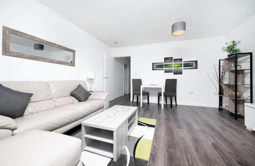 Maidenhead Apartment | Stunning 2BR flat with balcony