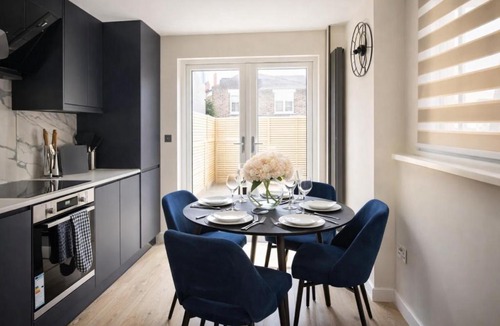 Selhurst House | Stunning 4-Bedroom Home Sleeps 6