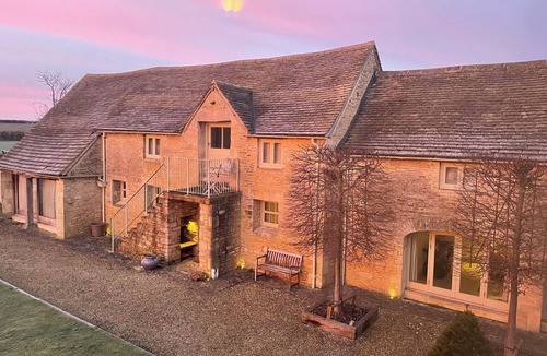 Ewen House | Stunning 6-Bed Riverside Ewen Mill, Sleeps 12.