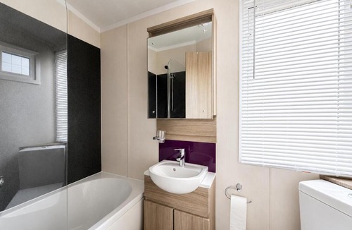 Pakefield House | Stunning 6 Berth Caravan, Close To The Beach In Suffolk Ref 68067Cr