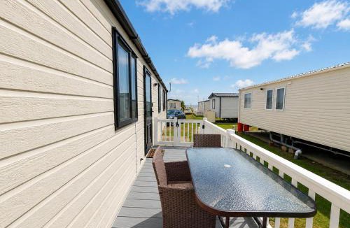 Pakefield House | Stunning 6 Berth Caravan, Close To The Beach In Suffolk Ref 68067Cr