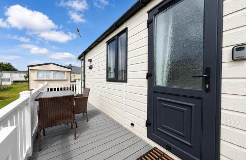 Pakefield House | Stunning 6 Berth Caravan, Close To The Beach In Suffolk Ref 68067Cr