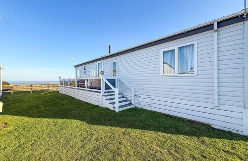 Pakefield Ski Chalet | Stunning 6 Berth Lodge With Full Sea Views In Suffolk Ref 68007Cr