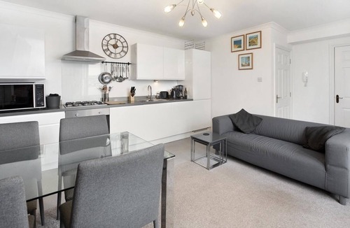 Shaldon Apartment | Stunning Beach front 2x bebroom Apartment, Shaldon, with sea front parking space