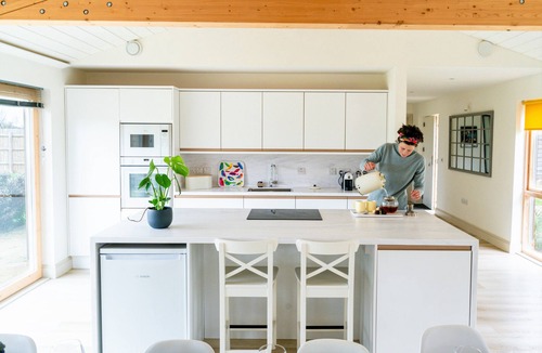 Ely House | Stunning Celebration Eco Cottage Sleeps 10 with River Views, Ely