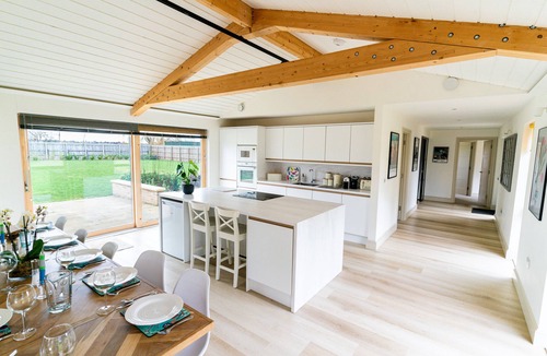 Ely House | Stunning Celebration Eco Cottage Sleeps 10 with River Views, Ely