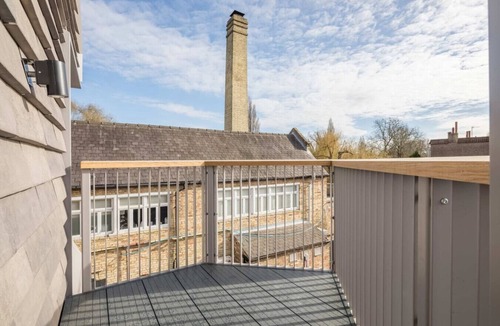 Cambridge City Centre Apartment | Stunning Central Apt - Balcony and Parking!