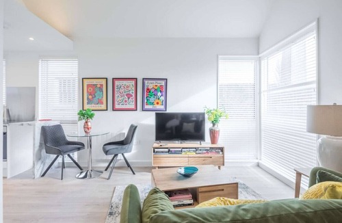Cambridge City Centre Apartment | Stunning Central Apt - Balcony and Parking!