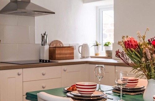 Lerryn House | Stunning private villa for 4 guests with TV and balcony