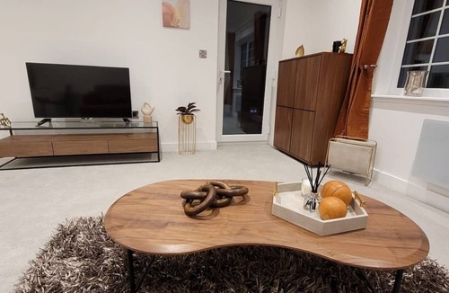 Wainscot Apartment | Stunning Spacious 1 Bed Flat In Rochester Strood Located On High Street