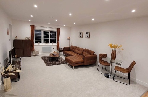 Wainscot Apartment | Stunning Spacious 1 Bed Flat In Rochester Strood Located On High Street