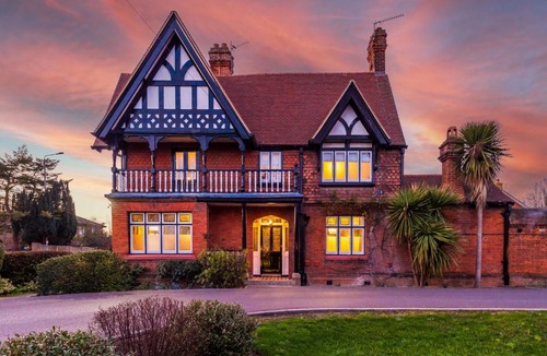Old Windsor House | Stunningly Unique 4 Bed House in The Windsor Tapestries by Casa by Grace - Sleeps 7-9, Private Hot Tub Hire, Free Parking, Dog Friendly, Legoland, Windsor Castle