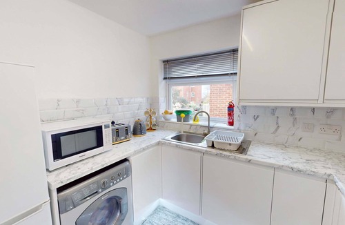 Reading Apartment | Stylish 2-bed Reading apartment stay with parking