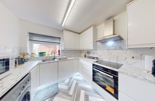 Reading Apartment | Stylish 2-bed Reading apartment stay with parking
