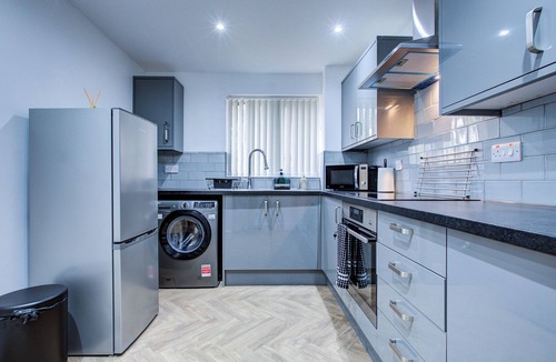 West Thurrock Apartment | Stylish 2 Bedroom Apartment - 5mins to Lakeside Mall | Parking | Smart TV
