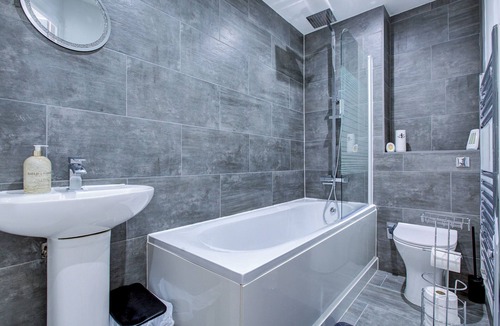 West Thurrock Apartment | Stylish 2 Bedroom Apartment - 5mins to Lakeside Mall | Parking | Smart TV