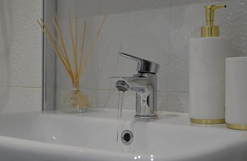 Harrogate Apartment | Stylish 3BR Yorkshire Base for 6 with Parking