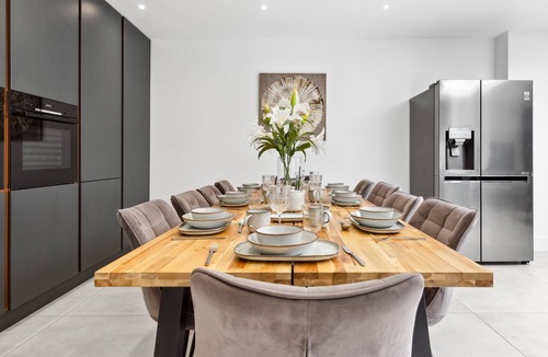 Luton House | Stylish 5BR + Spacious Parking | 7 Beds Sleeps 11