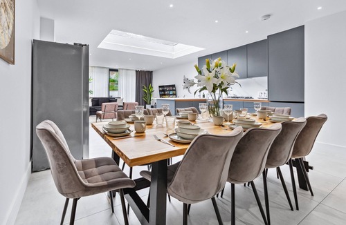 Luton House | Stylish 5BR + Spacious Parking | 7 Beds Sleeps 11