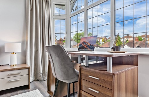 Luton House | Stylish 5BR + Spacious Parking | 7 Beds Sleeps 11