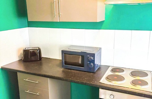 Wolverhampton Apartment | Stylish Apartment Close to ASDA & Molineux + Parking