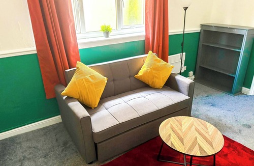 Wolverhampton Apartment | Stylish Apartment Close to ASDA & Molineux + Parking
