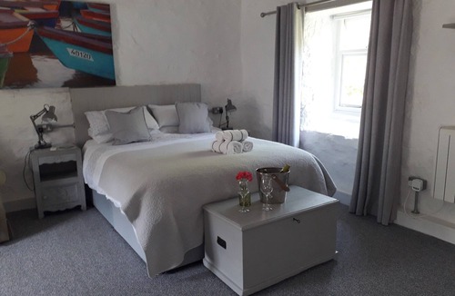 Chysauster Bed & Breakfast | Stylish B & B studio with parking 3 miles from St Ives