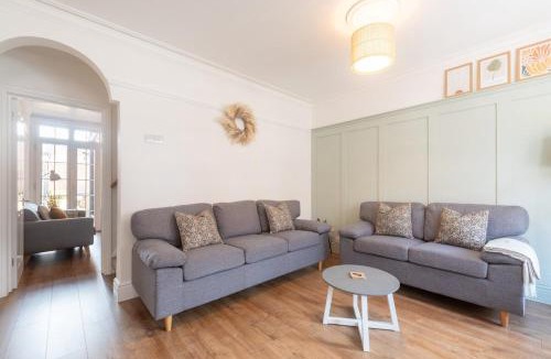 Caversham House | Stylish Caversham Town-House Free Parking & Garden