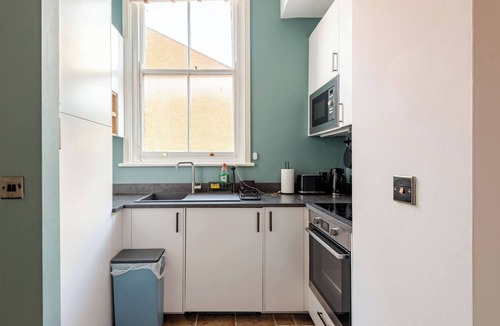 Swindon Apartment | Stylish Flat in Central Location with free parking.