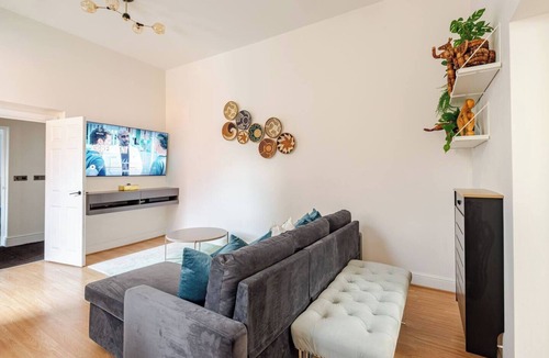 Swindon Apartment | Stylish Flat in Central Location with free parking.