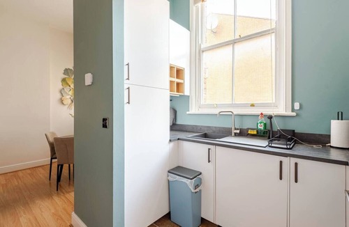 Swindon Apartment | Stylish Flat in Central Location with free parking.