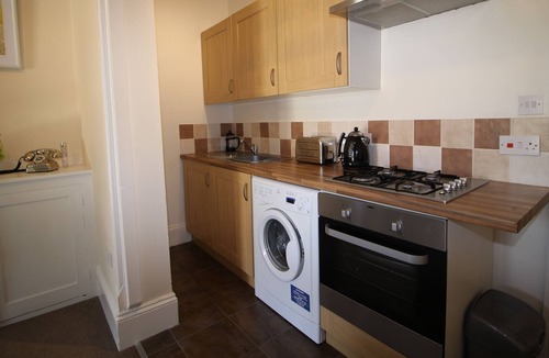 Basingstoke Apartment | Stylish large one bedroom apartment with courtyard area