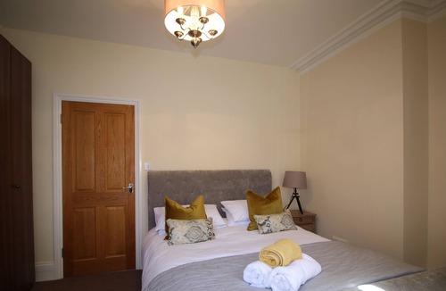 Basingstoke Apartment | Stylish large one bedroom apartment with courtyard area