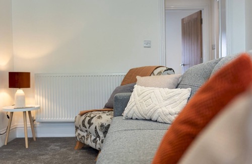 Madeley Apartment | Stylish Modern Apt with Terrace | Pass The Keys