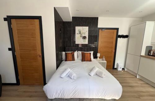 Whitwick Apartment | Stylish Modern Studio, Hotel-Quality Stay