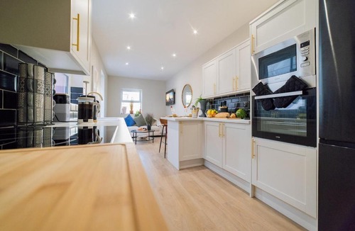 Grangetown Apartment | Stylish Private Studio Room with Ensuite Shared Kitchen & Lounge Near City Centre