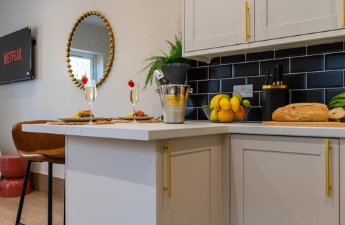 Grangetown Apartment | Stylish Private Studio Room with Ensuite Shared Kitchen & Lounge Near City Centre