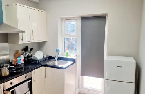 Bensham Manor Apartment | Stylish Self-Contained Apartment with Private Entrance & Self Check-In