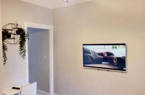 Bensham Manor Apartment | Stylish Self-Contained Apartment with Private Entrance & Self Check-In