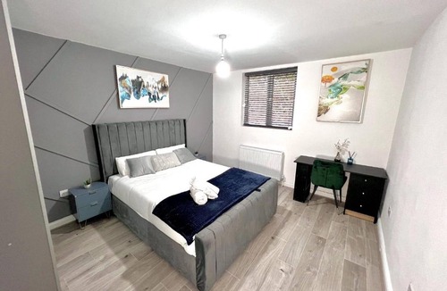 Middleton Apartment | Stylish Spacious 1Bd Apt-KingBed-10min Heaton Park