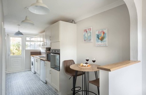 Bletchley House | Stylish & Spacious 3BR Home With Private Driveway