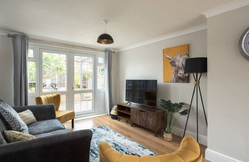 Bletchley House | Stylish & Spacious 3BR Home With Private Driveway