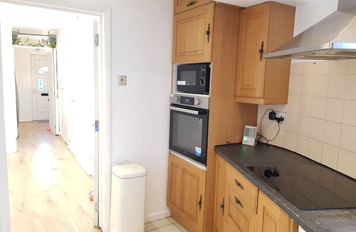 Potters Bar House | Stylish, Spacious 4‑Bedroom House Near London Ideal for Groups & Contractors