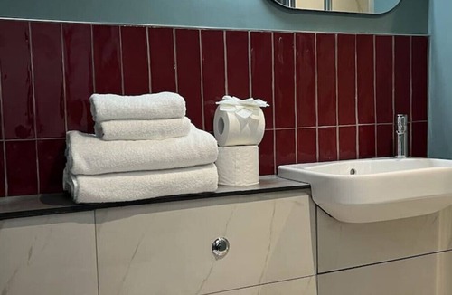 Innerleithen Apartment | Stylish studio room, en-suite & kitchenette