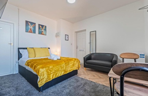 Ilkeston Apartment | Stylish Studio Apartment B with Parking & Self Check-In in Ilkeston