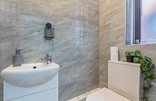 Ilkeston Apartment | Stylish Studio Apartment B with Parking & Self Check-In in Ilkeston