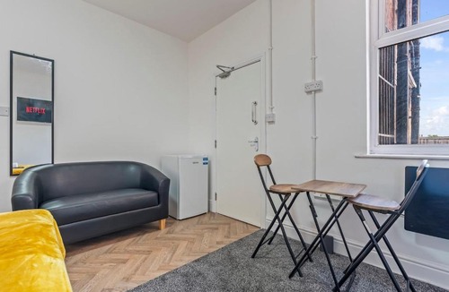 Ilkeston Apartment | Stylish Studio Apartment B with Parking & Self Check-In in Ilkeston